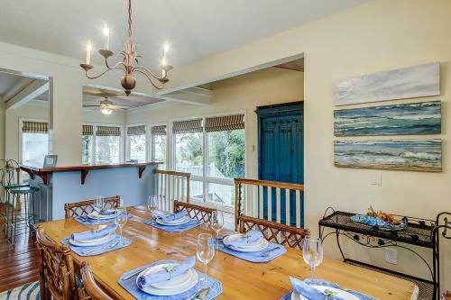 Under The Oaks - Island Living At Its Best