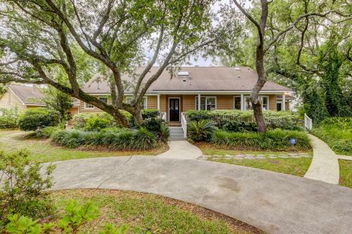Under The Oaks - Island Living At Its Best