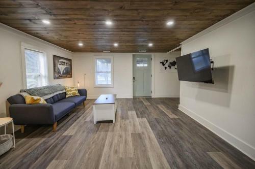 3 Bed2 Bath Renovated Home Near The Lake