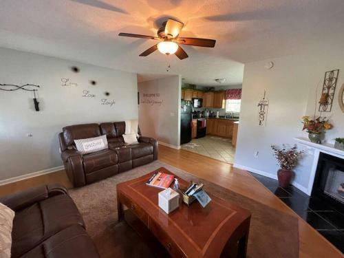 Relax In Bear's Den Getaway Private Home!