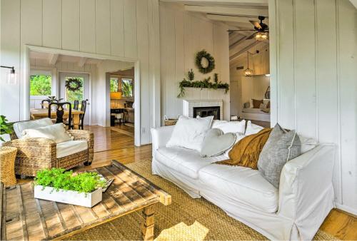 Stylish Cabin With Hot Tub On 6 Private Acres!