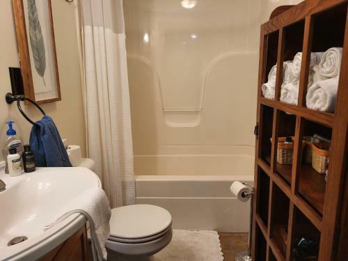 Secluded Cabin Living In This 3 Bedroom 1 Bath Cabin