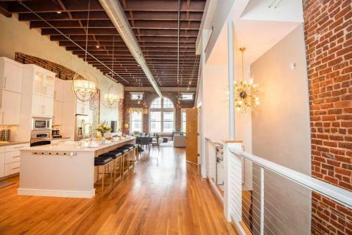 Apartamento Largest Rooftop W Firepit - Vaulted Luxe Penthouse