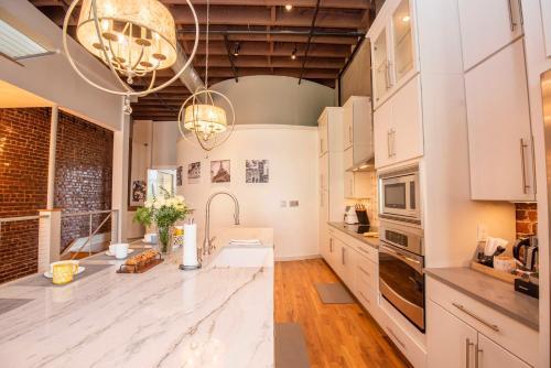 Apartamento Largest Rooftop W Firepit - Vaulted Luxe Penthouse