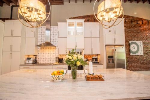 Apartamento Largest Rooftop W Firepit - Vaulted Luxe Penthouse