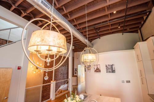 Apartamento Largest Rooftop W Firepit - Vaulted Luxe Penthouse