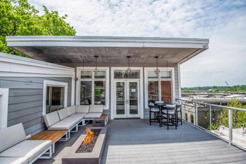 Apartamento Largest Rooftop W Firepit - Vaulted Luxe Penthouse