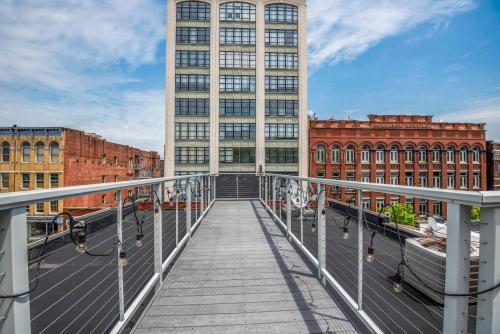 Apartamento Largest Rooftop W Firepit - Vaulted Luxe Penthouse