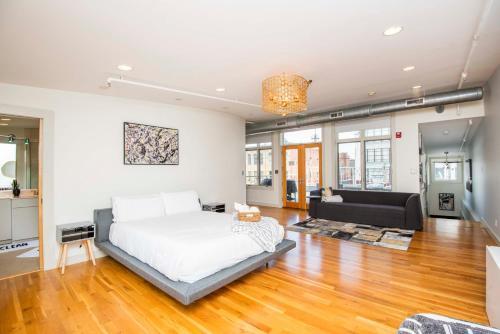 Apartamento Largest Rooftop W Firepit - Vaulted Luxe Penthouse