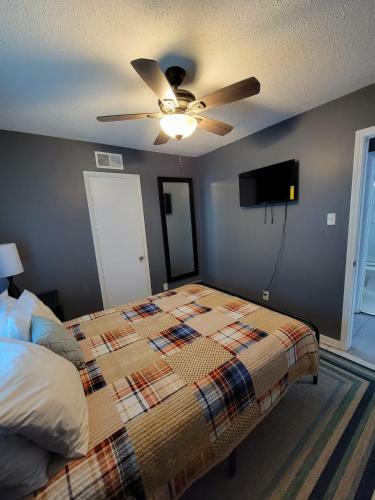 Lake Front, Remodeled, 8 Large Bed, 5br 3 Bath