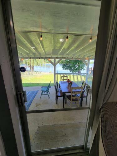 Lake Front, Remodeled, 8 Large Bed, 5br 3 Bath