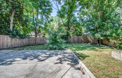 The Rolling Stone- Patio Fenced In Yard