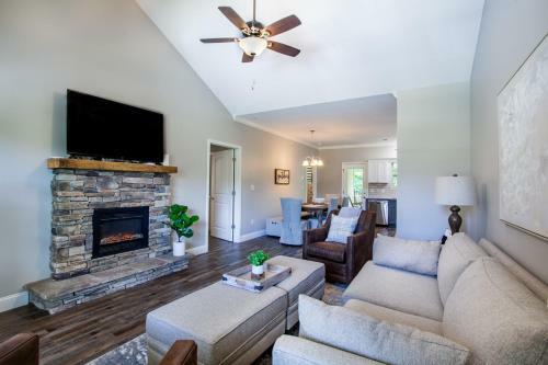 Charming Cades Cove Condo - Community Amenities