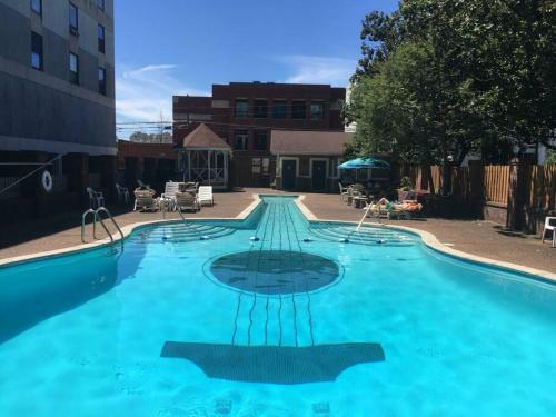 Music Row Retreat - 3 Beds, 1 Bedroom, Pool, Parking