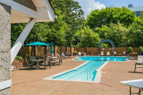 Music Row Retreat - 3 Beds, 1 Bedroom, Pool, Parking