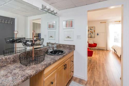 Music Row Retreat - 3 Beds, 1 Bedroom, Pool, Parking