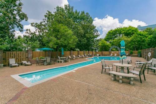 Music Row Retreat - 3 Beds, 1 Bedroom, Pool, Parking