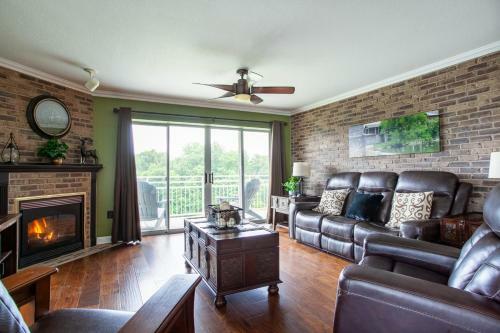 Penthouse Paradise - Fireplace And Mountain View