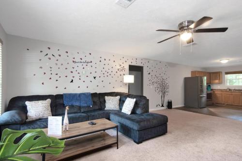 Cheerful 3-bedroom House With Private Parking Home