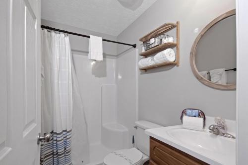 Cheerful 3-bedroom House With Private Parking Home