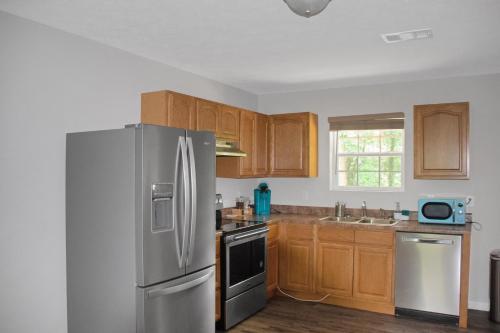 Cheerful 3-bedroom House With Private Parking Home