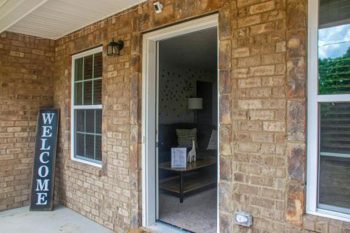 Cheerful 3-bedroom House With Private Parking Home