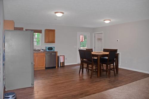 Cheerful 3-bedroom House With Private Parking Home