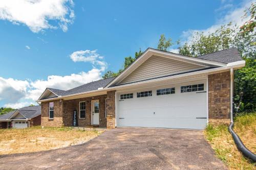 Cheerful 3-bedroom House With Private Parking Home