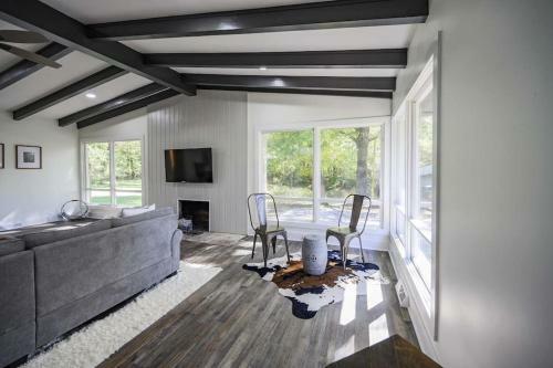 Gorgeous Renovated Home With Open Floor Plan And Large Lot