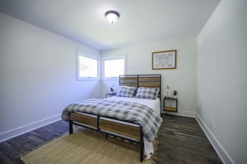 Gorgeous Renovated Home With Open Floor Plan And Large Lot