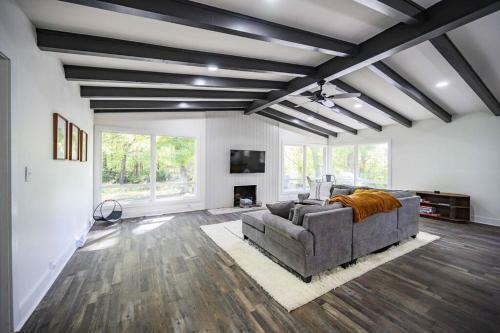 Gorgeous Renovated Home With Open Floor Plan And Large Lot