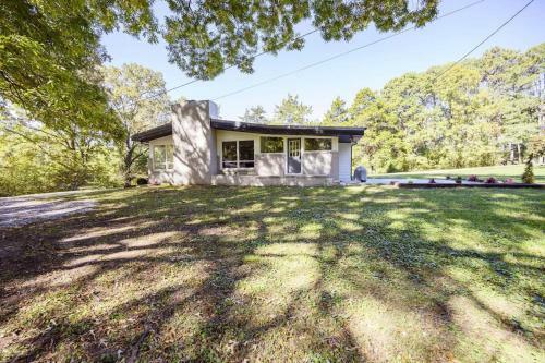 Gorgeous Renovated Home With Open Floor Plan And Large Lot