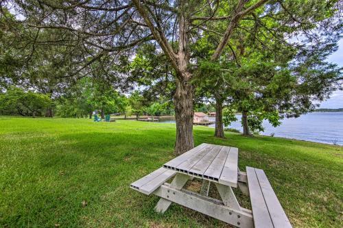 Beautiful Texas Retreat On Lake Palestine!