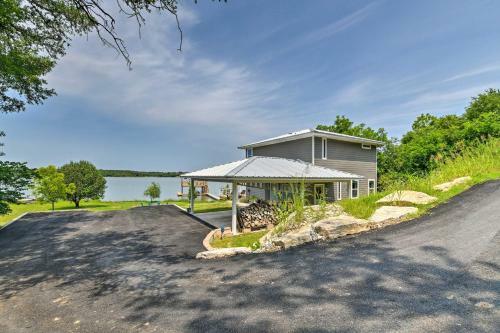 Chic Lakeside Retreat With Dock On Brazos River