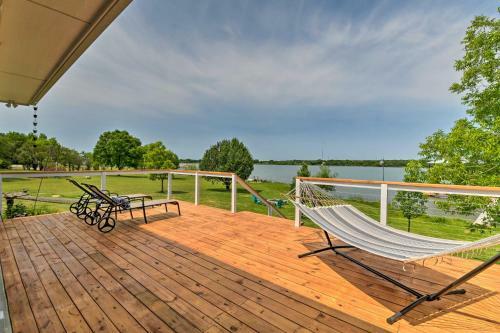 Chic Lakeside Retreat With Dock On Brazos River