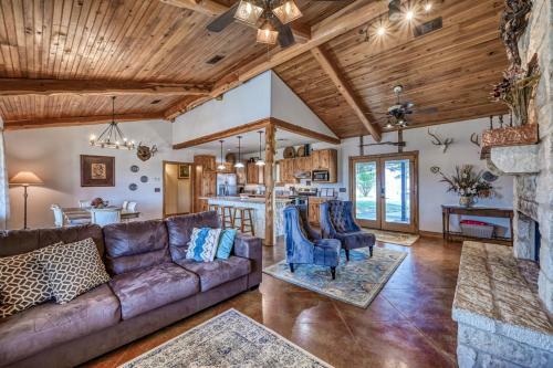 Charming Country Home With Hot Tub & Fire Pit!