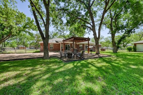 Cozy Haus With Bbq And Fire Pit! Close To Main St!