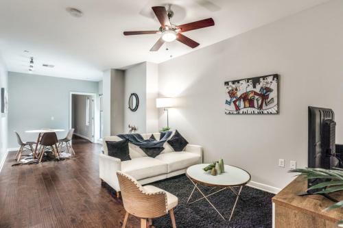 Cozysuites Modern 2br 2ba Apartment