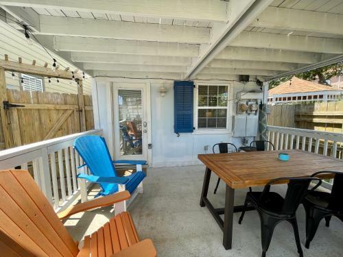 Seablue Cottage - Downstairs; 2 Blocks To The Beach