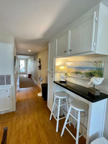 Seablue Cottage - Downstairs; 2 Blocks To The Beach