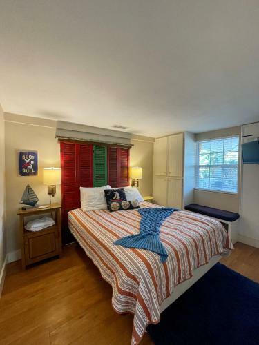 Seablue Cottage - Downstairs; 2 Blocks To The Beach