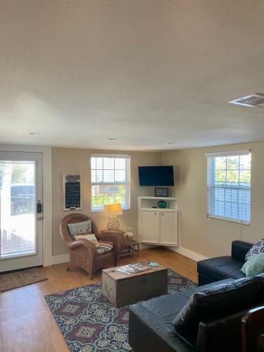 Seablue Cottage - Downstairs; 2 Blocks To The Beach