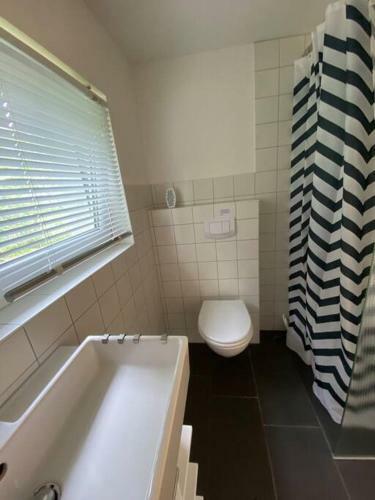Gem�tlicher Bungalow Mit Seezugang