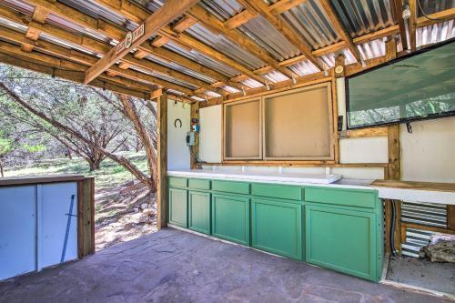 Updated Retreat With Game Room And Outdoor Oasis!