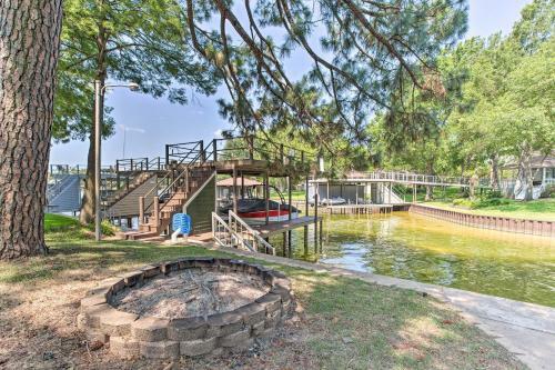 Cozy Lakehouse With Hot Tub, Grill And Fire Pit!
