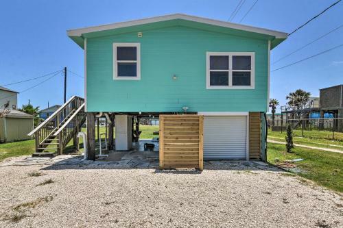 Breezy Surfside Beach Home With Deck And Grill!