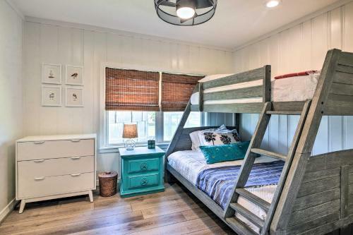 Breezy Surfside Beach Home With Deck And Grill!