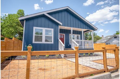 Beautiful Fenced 3br 2ba Near Exciting Downtown