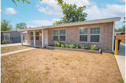 Splendid Gated 4 Br 2 Ba Home Near Downtown
