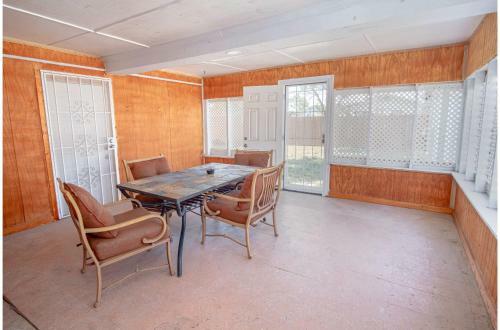 Splendid Gated 4 Br 2 Ba Home Near Downtown